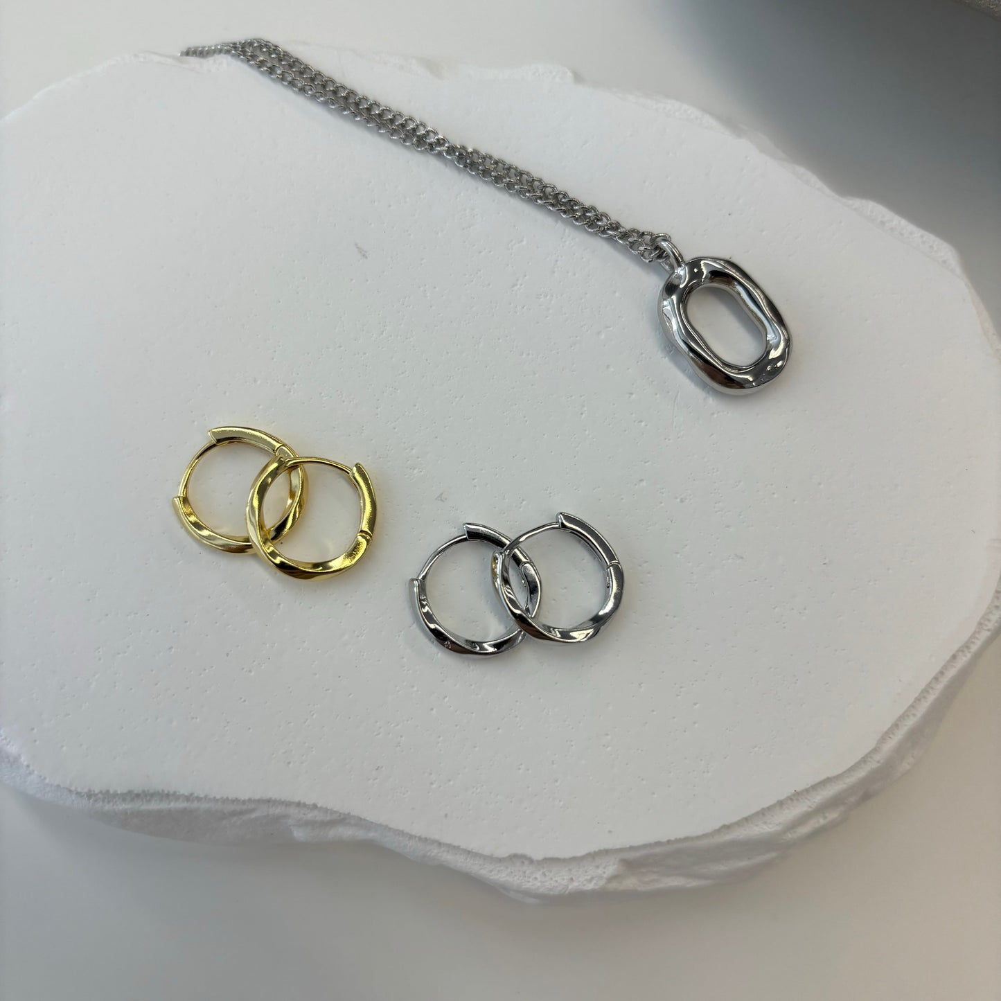 P22/ツイストフープピアス